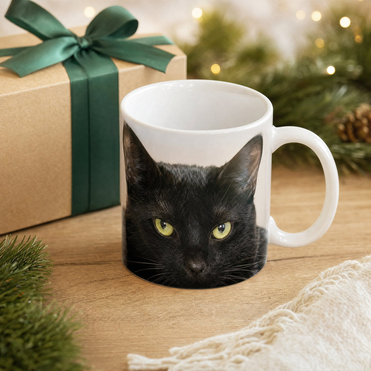 Caneca branca com a foto de um gato preto