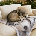Husky siberiano a dormir no sofá sobre a manta com a sua própria foto