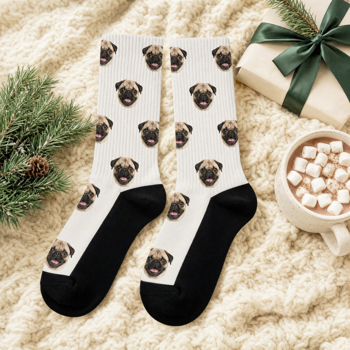 Meias com a cara de um pug impressa, sobre uma manta de malha creme