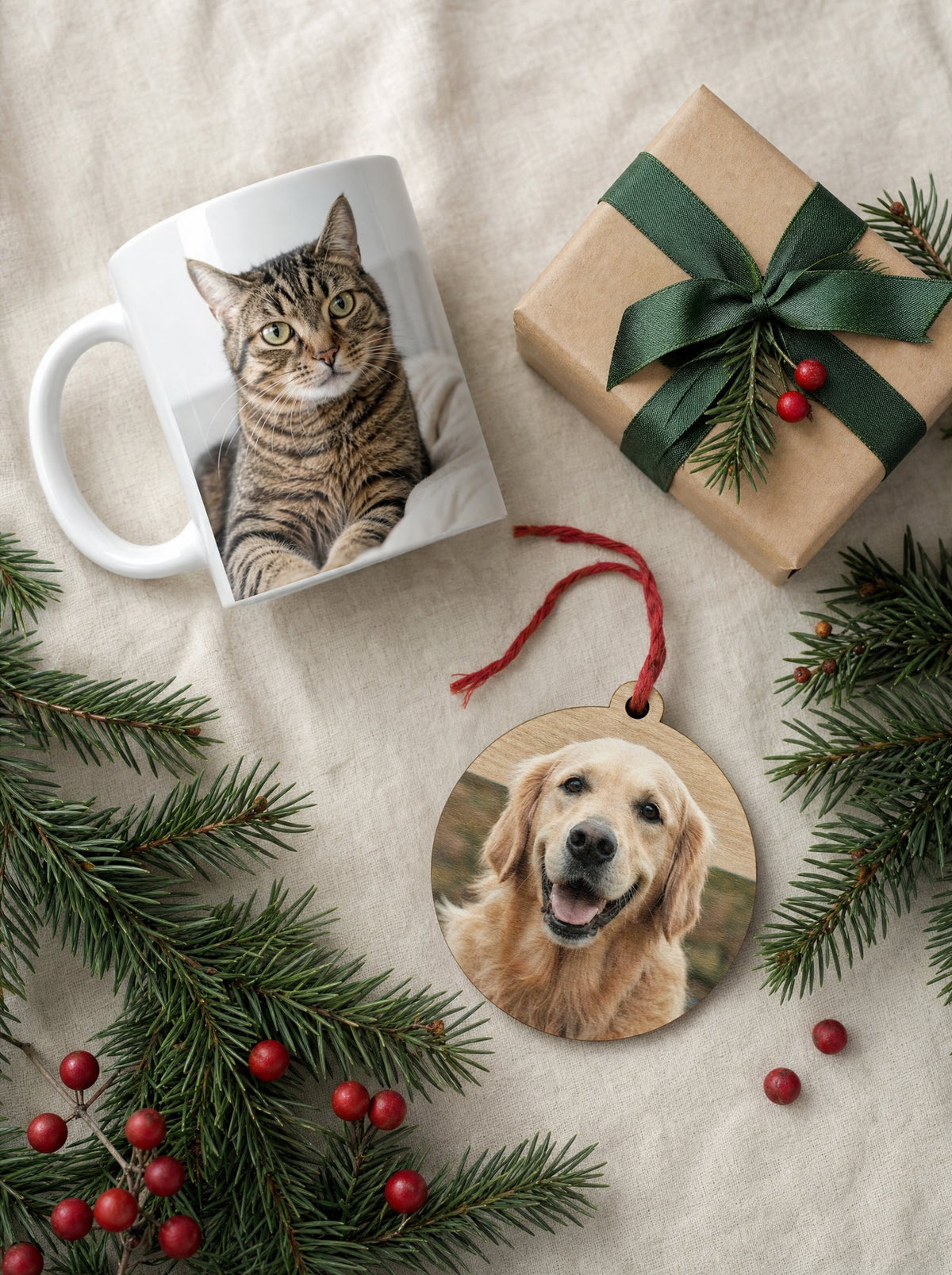 Caneca e enfeite com fotos de animais em flat lay de Natal