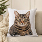 Almofada com a foto de um gato tigrado no sofá