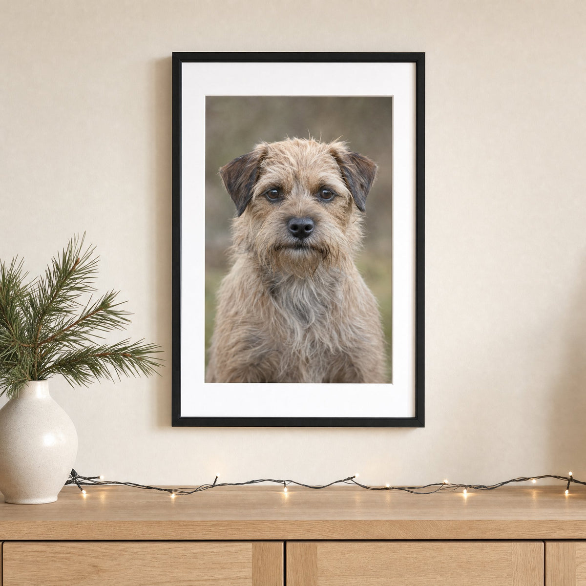 Poster emoldurado com o retrato de um cão na parede