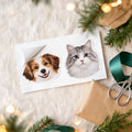 Autocolantes recortados com a cara de um cão e de um gato, numa mesa creme com papel de embrulho e fita verde